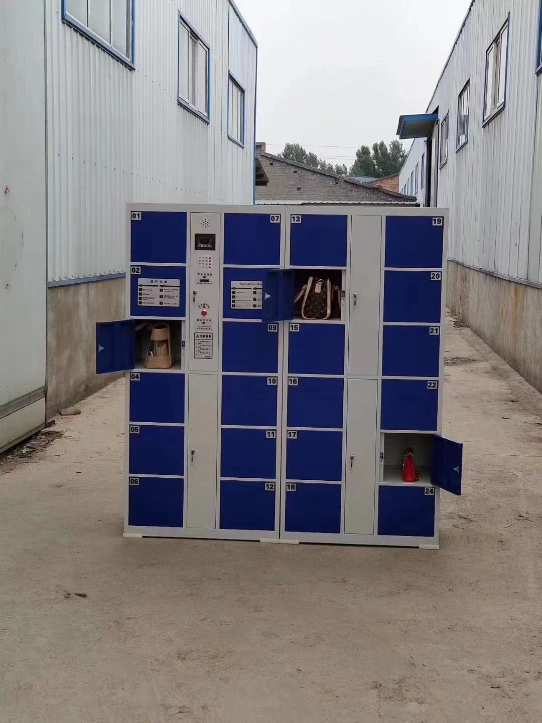 藍色存包柜現場實拍圖